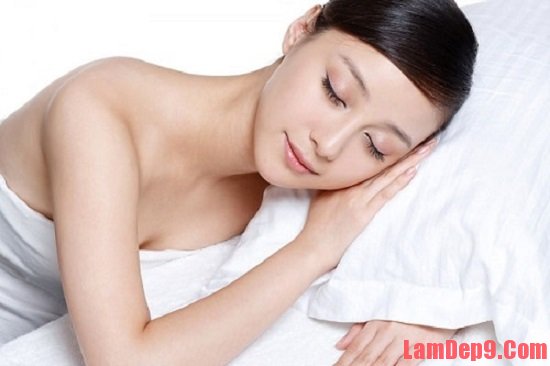 Ngủ đủ giấc là cách hạn chế da mặt bị nhờn