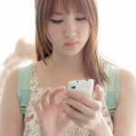 Chăm chú bên điện thoại, Yeon Da Bin được sử dụng như người đại diện cho nhiều ứng dụng chat online